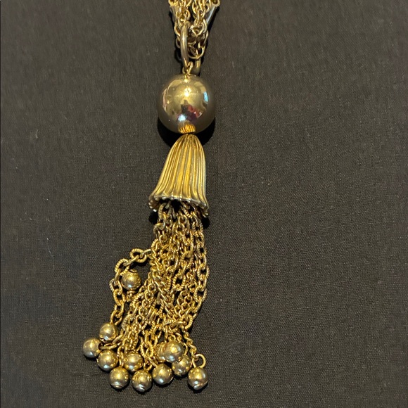 Vintage gold tone necklace with tassel - Picture 5 of 6